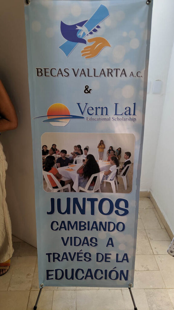 A banner with logos for Becas Vallarta A.C. and Vern Lal Educational Scholarship, featuring a photo of students and text: “Juntos cambiando vidas a través de la educación.”.